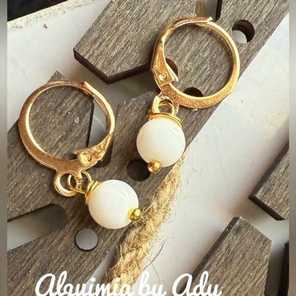 White jade simple gold statement earrings - Picture 1 of 1